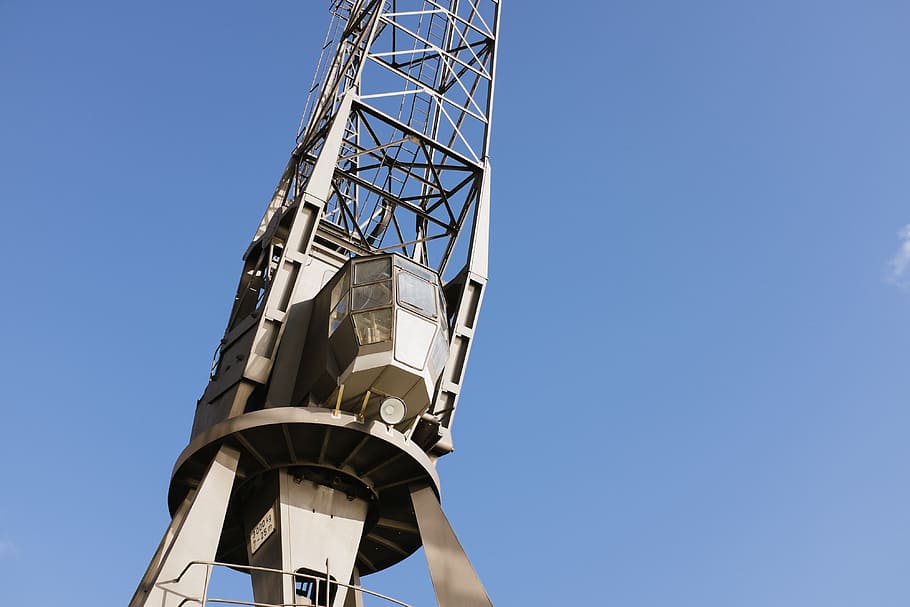 alter Hafenkran, alter Hafen, Hafenkran, Industrie, Himmel, Blau, Turm, die Architektur, gebaute Struktur, Flachwinkelansicht, Gebäudehülle, Tag, klarer Himmel, Metall, Natur, keine Leute, sonnig, draußen, kopieren sie platz, Maschinen, Sonnenlicht, Technologie, große Höhe, Sicherheit, globale Kommunikation, 4K