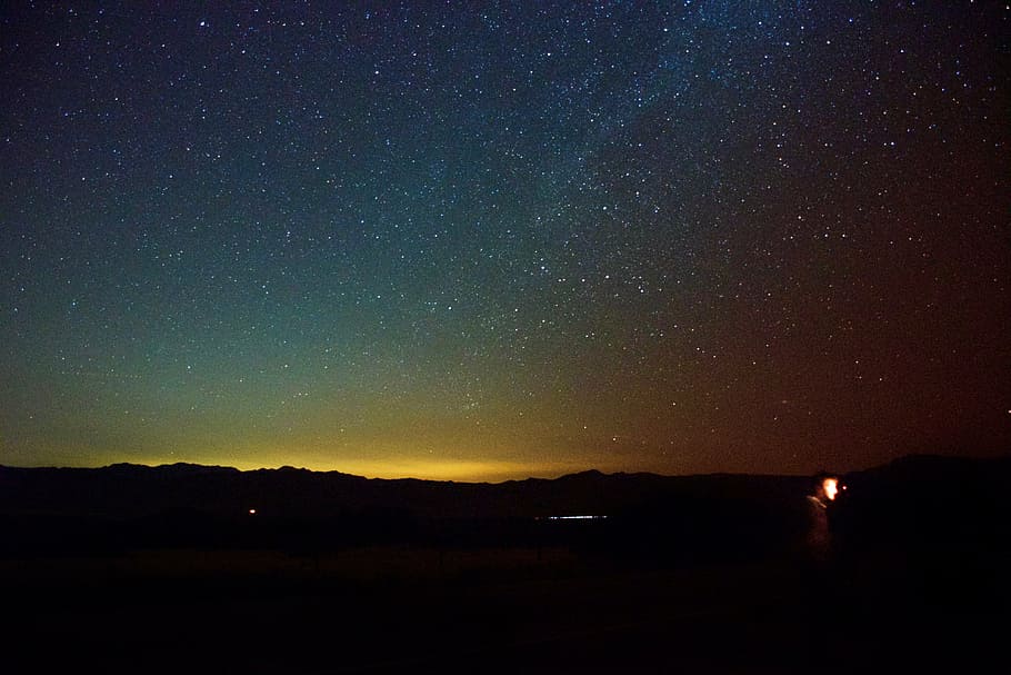 foto de la silueta, muntanya, foto, estrellat, nits, naturalesa, cel, núvols, nit, constel·lacions, estrelles, univers, galàxia, espai, home, gent, muntanyes, silueta, degradat, blau, groc, taronja, escenics, cap gent, bellesa a la natura, a l'aire lliure, posta de sol, tranquil·litat, estrella - espai, escenics - natura, astronomia, escena tranquil·la, estrella, idíl·lic, camp estel·lar, medi ambient, paisatge, il·luminat, aigua, fosc, Via Làctea, espai i astronomia, 5K