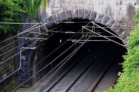 scăzut, unghi vizual, construit, structura, arhitectură, clădire, infrastructură, foc mic, în aer liber, perspectivă, plante, linie de alimentare, Sina de cale ferata, calea ferata, cale ferata, căi ferate, traseu, oţel, urmări, tren, călătorie, tunel, urban, construită, nici o persoana, balustradă, scară, metal, natură, zi, transportul feroviar, trepte și scări, transport, plantă, direcţie, exteriorul clădirii, conexiune, copac, 5K, CC0, domeniu public, fără drepturi de autor