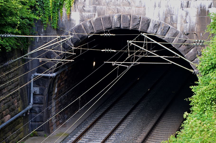 nízký, úhel pohledu, postavený, struktura, architektura, budova, infrastruktura, nízký úhel záběru, venku, perspektivní, rostlin, elektrické vedení, železniční trať, železnice, železniční dráha, železnic, trasa, ocel, dráha, vlak, cestovat, tunel, městský, stavba, nikdo, zábradlí, schodiště, kov, Příroda, den, železniční dopravy, schodiště a schodiště, přeprava, rostlina, směr, exteriér budovy, spojení, strom, 5K