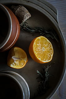 Foto, geschnitten, Orange, Obst, Tablett, Zitronenscheibe, Segment, Kräuter, Rosmarin, Essen und Trinken, Lebensmittel, gesundes Essen, Zitrusfrucht, Wohlbefinden, Frische, drinnen, orange Farbe, keine Leute, Orangenfrucht, Scheibe, Nahansicht, High Angle View, Schüssel, Stillleben, Kreuzung, direkt darüber, Zitrone, Glas, 5K, CC0, gemeinfrei, lizenzfrei
