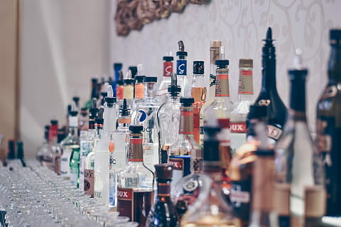 assorteret, mærket, glasflaske meget, rav, glas, klar, flaske, beholder, stor gruppe af objekter, valg, selektiv fokusering, glas - materiale, indendørs, i en række, alkohol, variation, drikke, forfriskning, ingen mennesker, stilleben, overflod, dag, mad og drikke, arrangement, gennemsigtig, hylde, bar tæller, 5K, CC0, offentligt domæne, royaltyfrie