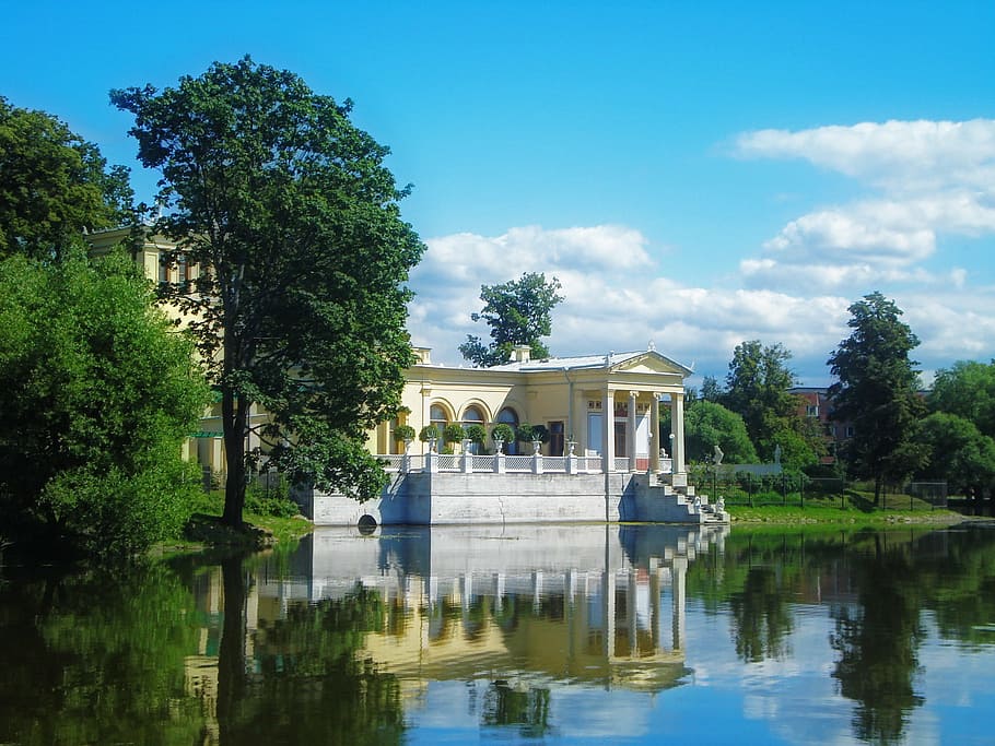 Teich, Pavillon, Reflexion, die Architektur, Sehenswürdigkeiten, Himmel, im, Tag, schön, Bäume, Wasser, sonniger Tag, wunderschönes Gebäude, Peterhof, See, draußen, Baum, Pflanze, gebaute Struktur, Natur, Gebäudehülle, Ufergegend, Reiseziele, Reise, zufällige Menschen, grüne Farbe, Wachstum, wolke - himmel, architektonische Säule, 1080P