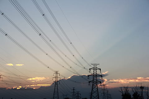 núvol, cel, al capvespre, cable, electricitat, tecnologia, piló d’electricitat, línia elèctrica, generació de combustible i energia, connexió, Font d'alimentació, posta de sol, bellesa a la natura, muntanya, silueta, naturalesa, escenics - natura, cap gent, vista d’angle baix, tranquil·litat, escena tranquil·la, a l'aire lliure, complexitat, muntanya nevada, 2K, CC0, domini públic, lliure de regalies