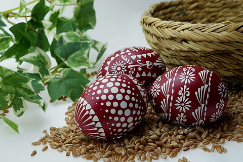 sorbische Ostereier, Ostereier, Osterei, Osterdekoration, Wachstechnik, Frohe Ostern, Frühling, bemalte Eier, Zoll, bunt, sorbisches Osterei, Osterdekorationen, Osterdeko, Hühnereier, Essen und Trinken, Lebensmittel, Korb, Frische, Nahansicht, Stillleben, drinnen, Ei, keine Leute, Muster, Container, Korbweide, gesundes Essen, Tabelle, Wohlbefinden, Pflanzenteil, Blatt, Pflanze, Fokus auf den Vordergrund, 4K, CC0, gemeinfrei, lizenzfrei