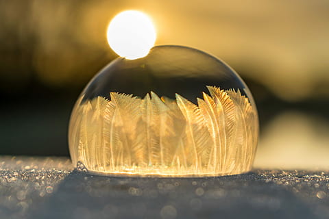 Seifenblase, eiskalt, Eis, kalt, Winter, gefroren, gefrorene Blase, Frost, vereist, auf gefroren, Sonnenaufgang, eiskristalle, eisig, Natur, Makro, schließen, reif, winterlich, Kristalle, Sonne, Himmel, Landschaft, Fluss, Wasser, Orange, Gelb, keine Leute, goldfarben, Nahansicht, Tag, draußen, Frische, beleuchtet, selektiver Fokus, Lichtanlage, Kugel, einzelnes Objekt, glühend, glänzend, gestalten, Fokus auf den Vordergrund, Reflexion, Feier, Licht - natürliches Phänomen, Essen und Trinken, Weihnachten, 5K