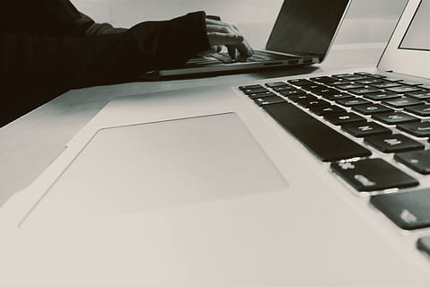 faible, profil macbook dactylographie, profile bas, macbook, dactylographie, profil, affaires, ordinateur, portable, clavier d'ordinateur, La technologie, main humaine, travail, personnes, Bureau, l'Internet, une personne, pc, Technologie sans fil, lien, la communication, clavier, utilisant un ordinateur portable, équipement informatique, à l'intérieur, table, partie du corps humain, réseau informatique, main, clé d'ordinateur, 4K, CC0, domaine public, libre de droits