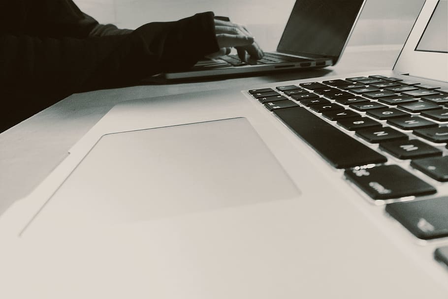 baix, escriure el perfil del macbook, perfil baix, MacBook, escriure, Perfil, negocis, ordinador, portàtil, teclat d’ordinador, tecnologia, mà humana, treball, escriptori, gent, oficina, Internet, una persona, PC, tecnologia sense fils, connexió, comunicació, teclat, usant portàtil, equips informàtics, a l'interior, taula, part del cos humà, xarxa d’ordinadors, mà, clau d’ordinador, 4K