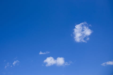 himmel, Sky, luft, skyer, blå, hvid, sol, sommer, natur, landskab, baggrund, struktur, mønster, atmosfære, ilt, ren, sky - himmel, cloudscape, dag, hvid farve, miljø, baggrunde, skønhed i naturen, ingen mennesker, scenics - natur, vind, sollys, udendørs, lav vinkel visning, fluffy, meteorologi, tjavsede, blødhed, 5K, CC0, offentligt domæne, royaltyfrie