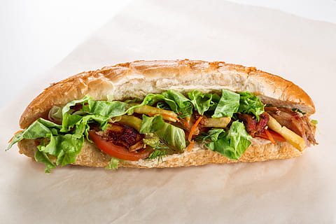 pa, menjar, entrepà, saludable, aperitiu, vedella, esmorzar, bun, primer pla, deliciós, menjar ràpid, menjar natural, fresc, gourmet, enciam, carn, nutrició, berenar, saborós, tomàquet, verdures, menjar i beguda, vegetals, alimentació saludable, llest per menjar, tir de l'estudi, a l'interior, frescor, cap gent, benestar, fruita, fons blanc, indulgència, ruca, sopar, pa de pita, temptació, 5K, CC0, domini públic, lliure de regalies