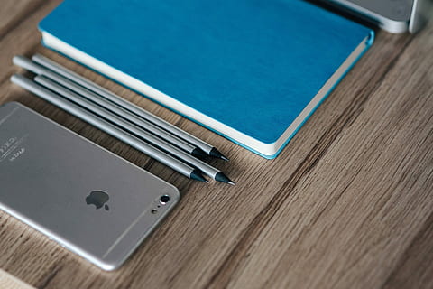 iphone argent, bleu, carnet, des crayons, argent, iphone, Pomme, mobile, téléphone intelligent, bloc-notes, bois - matériau, équipement, affaires, table, vue grand angle, à l'intérieur, fermer, personne, la musique, La technologie, Technologie sans fil, nature morte, dispositif d'information portable, la communication, lien, ordinateur, portabilité, portable, se concentrer sur le premier plan, bassin, mise au point sélective, piscine, 4K