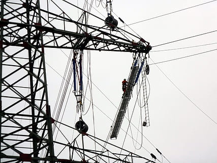aktuell, Strommast, Mast, derzeitige Arbeit, Stromleitung, Elektrizität, Energie, Hochspannung, Pylon, verstärken, obere Zeilen, Technologie, Oberleitung, stromleitend, Netzteil, Arbeit, Flachwinkelansicht, Kabel, Himmel, Komplexität, Natur, Kraftstoff- und Stromerzeugung, Tag, die Architektur, gebaute Struktur, Metall, klarer Himmel, keine Leute, Verbindung, Freizeitpark Achterbahn, draußen, 2K, CC0, gemeinfrei, lizenzfrei
