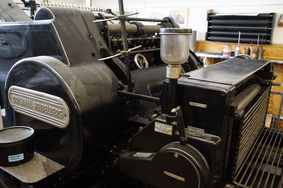 foto de primer pla, negre, màquina metàl·lica, impressió, màquina, impressora, impressió, màquina, lloc de treball, premeu, johannes gutenberg, imprimir, Heidelberg, transport, cap gent, dia, a l'interior, manera de transport, vehicle terrestre, motor, metall, primer pla, maquinària, estil retro, a l'aire lliure, cotxe, centrar-se en primer pla, automòbil, vell, estacionari, equipament, indústria, garatge, 5K