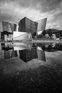 gråtonebilder, bygninger, walt disney konserthus, arkitektur, refleksjon, bygning, betong, svart og hvit, bygge eksteriør, bygget struktur, urbane scene, berømt sted, utendørs, vann, sky - himmel, himmel, by, dag, natur, ingen folk, vannkanten, moderne, kontor, dam, gate, kontorbygning eksteriør, luksus, 5K, CC0, offentlig domene, opphavsrett gratis