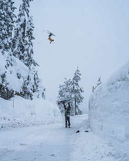 mand, bedrift, snowboard, snefelt, gå, snestorm, ski, hoppe, efterår, bjerg, sne, kold temperatur, vinter, skønhed i naturen, scenics - natur, dag, natur, hvid farve, jord, Midt i luften, sport, dækker, en person, Mark, eventyr, ikke-urbane scene, vintersport, fuld længde, udendørs, snedækket bjerg, 4K, CC0, offentligt domæne, royaltyfrie
