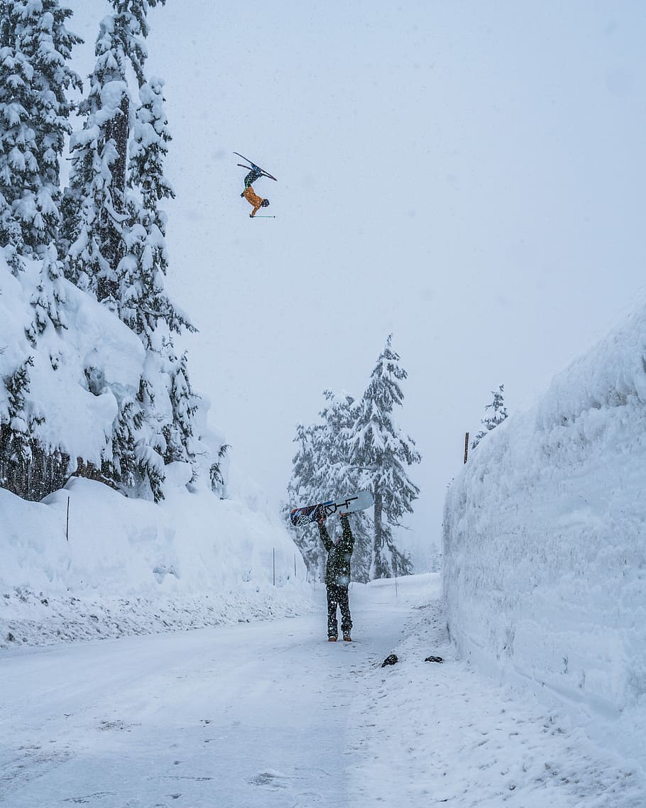 mand, bedrift, snowboard, snefelt, gå, snestorm, ski, hoppe, efterår, bjerg, sne, kold temperatur, vinter, skønhed i naturen, scenics - natur, dag, natur, hvid farve, jord, Midt i luften, sport, dækker, en person, Mark, eventyr, ikke-urbane scene, vintersport, fuld længde, udendørs, snedækket bjerg, 4K