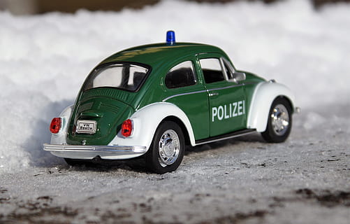 Modellauto, Auto, vw, Oldtimer, Modell-, Fahrzeuge, Käfer, Polizei, Schnee, Transport, Fahren, keine Leute, Tag, draußen, Kraftfahrzeug, Transportmittel, selektiver Fokus, Landfahrzeug, Natur, Kommunikation, Spielzeug, stationär, Stadt, Fokus auf den Vordergrund, Retro-Stil, Zeichen, 4K, CC0, gemeinfrei, lizenzfrei