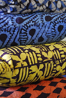 Hintergrund, Textil-, Batik, Kulturen, keine Leute, Muster, Nahansicht, Tiermarkierungen, Tag, Tierthemen, Kunst und Handwerk, drinnen, Tier, Kreativität, ein Tier, Vollbild, Reptil, Tierwelt, Tierdarstellung, Blau, mehrfarbig, Gelb, Wirbeltier, Design, Stillleben, Blumenmuster, 2K, CC0, gemeinfrei, lizenzfrei