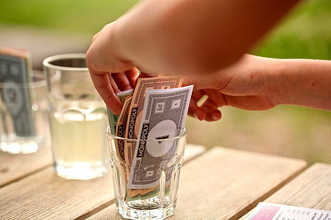 joc, monopoli, diversió, moneda, mà humana, moneda de paper, Finances, riquesa, celebració, dòlar, negocis, mà, part del cos humà, una persona, beure, refresc, menjar i beguda, taula, primer pla, dia, tassa, descendència, copa, cafè - beguda, infància, a l'aire lliure, vidre, extremitat humana, 1080P, CC0, domini públic, lliure de regalies