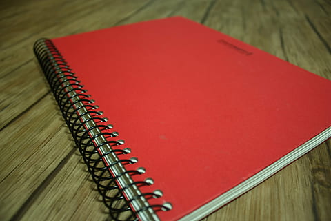 Handbuch, Anmerkungen, rot, Buch, High Angle View, drinnen, Nahansicht, keine Leute, Tabelle, Holz - Material, Papier-, Bürobedarf, kopieren sie platz, Spiralblock, Spiral-, Büro, Muster, Stillleben, dokumentieren, in einer Reihe, Veröffentlichung, Fokus auf den Vordergrund, 4K, CC0, gemeinfrei, lizenzfrei
