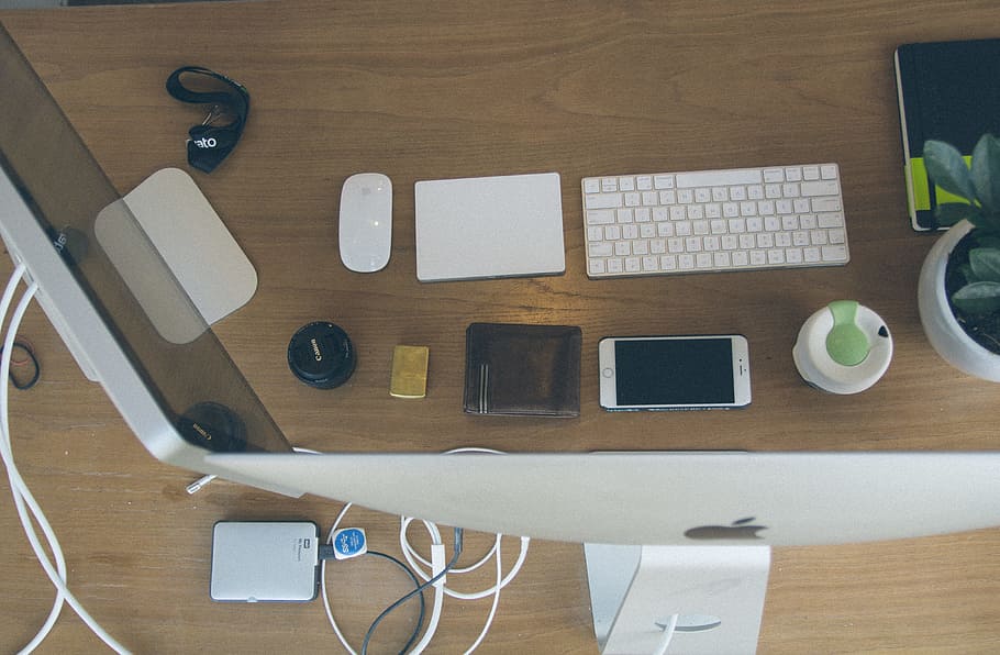 poma, escriptori, taula, tecnologia, ordinador, electrònica, imac, teclat, mac, teclat màgic, ratolí màgic, trackpad màgic, ratolí, lloc de treball, espai de treball, vista d’angle alt, material de fusta, connexió, a l'interior, comunicació, directament a sobre, oficina, natura morta, equips informàtics, cap gent, negocis, escoltar, tecnologia sense fils, menjar i beguda, tassa, mobles, 4K