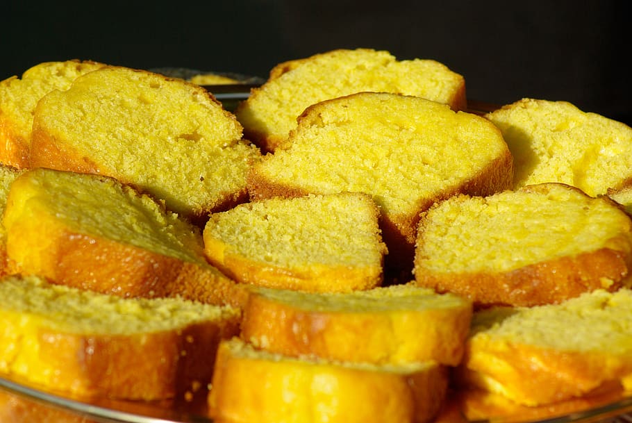 torta, dolce, fette, cibo e bevande, cibo, freschezza, avvicinamento, in casa, mangiare malsano, natura morta, cibo dolce, pronto a mangiare, nessuno, giallo, indulgenza, tentazione, spuntino, al forno, concentrarsi sulle conoscenze acquisite, pila, girato in studio, sfondo nero, 4K
