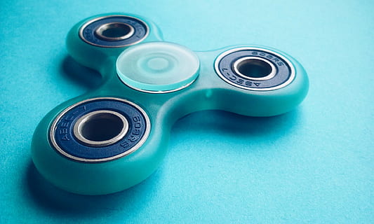 albastru spinner mana, fidget spinner, jucărie, joc, tendinţă, activitate, plictiseală, a invarti, albastru, Turcoaz, argint, rundă, cerc, elice, roată, roti, translucid, nici o persoana, fundal colorat, studio shot, în interior, tehnologie, fundal albastru, grup de obiecte, natură moartă, a închide, vedere în unghi mare, formă, mancare si bautura, două obiecte, grup mediu de obiecte, grup, masa, stiluri de viață, 2K, CC0, domeniu public, fără drepturi de autor