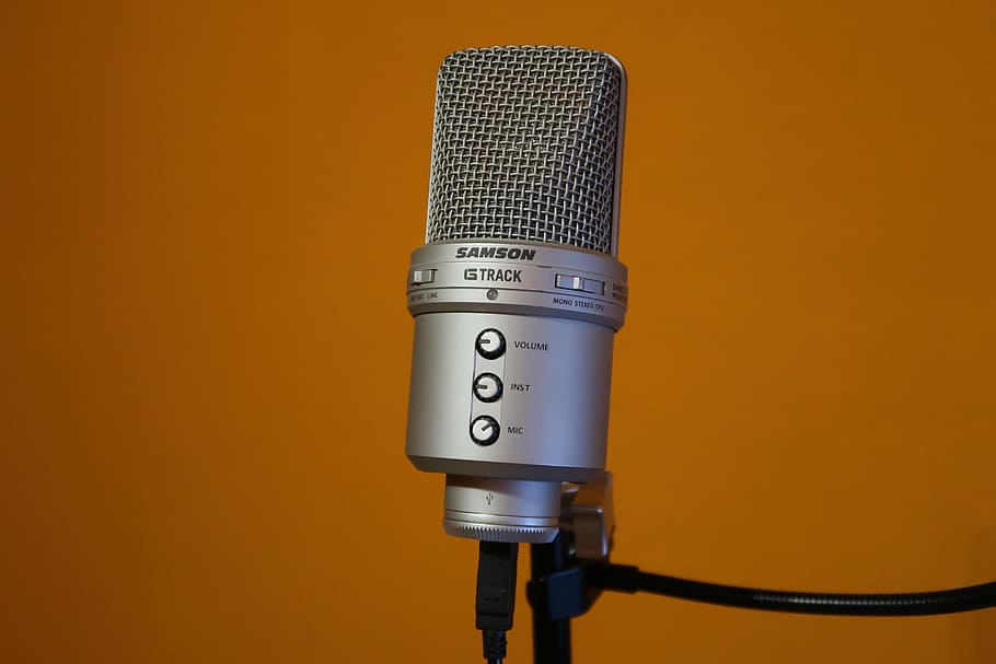 gris, samson, cs, pista, condensador, micròfon, assignatura, paret taronja, plata, àudio, enregistrament, ràdio, podcast, comunicació, tir de l'estudi, primer pla, cap gent, a l'interior, estudi de gravació, tecnologia, Dispositiu d'entrada, fons de colors, música, cultura i entreteniment artístic, color taronja, equipament, difusió, nombre, còpia espai, sol objecte, els mitjans de comunicació, precisió, estudi, fons taronja, 5K