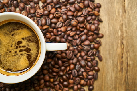 Getränk, Ader, Kaffeetasse, Kaffee, Tasse, Essen Foto, Espresso, Cappuccino, guten Morgen, Lebensmittel, Küche, Holz, Ernährung, Koffein, Morgen, braun, aufwachen, Kaffeesamen, Cafe, Kaffeemühlen, Foto, Samen, Design, Makro, gesundes Essen, gesunder Lebensstil, Fotografie, wunderschönen, Gesundheit, Produktfoto, frisch, köstlich, heiß, Kaffee trinken, Essen und Trinken, Becher, Erfrischung, geröstete Kaffeebohne, Frische, heisses Getränk, Stillleben, Tabelle, drinnen, Nahansicht, keine Leute, geröstet, Geschirr, Latté, 5K, CC0, gemeinfrei, lizenzfrei