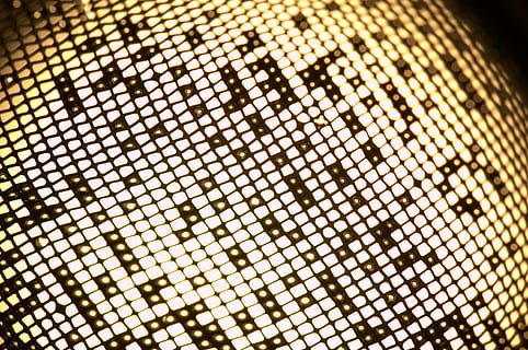 filtro, Rete, giallo, luce, grata, far cadere, modello, fotogramma intero, sfondi, nessuno, in casa, avvicinamento, metallo, color oro, design, astratto, griglia, strutturato, forma, grande gruppo di oggetti, luce del sole, forma geometrica, abbondanza, natura, vista dall'alto, messa a fuoco selettiva, incrociato, 4K, CC0, dominio pubblico, privo di copyright