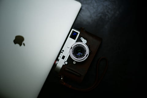 eben, legen, Foto, Milchkamera, MacBook, Weiß, ipad, Kamera, Computer, Linse, Reflexion, Apfel, Logo, Laptop, drinnen, Kamera - Fotoausrüstung, keine Leute, Fotografie-Themen, Technologie, High Angle View, Nahansicht, Stillleben, Objektiv - optisches Instrument, Fotoausrüstung, einzelnes Objekt, Kunst, Kultur und Unterhaltung, Retro-Stil, Wohnraum, Digitalkamera, Filmindustrie, kabellose Technologie, Wohngebäude, 5K, CC0, gemeinfrei, lizenzfrei
