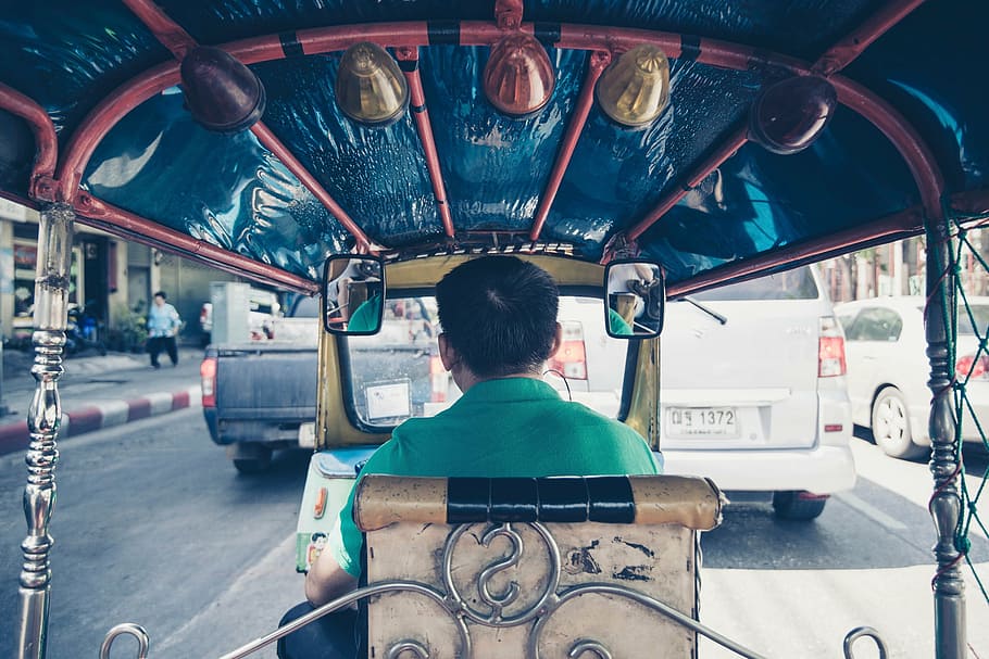 persona que condueix el rickshaw automàtic, home, paio, vehicle, esquena, transport, cotxes, carretera, mirall, conduir, tricicle, acer, vista del darrere, un sol home, només adults, una persona, només homes, adult, gent, militar, vaixell, manera de transport, persones reals, homes, vehicle terrestre, transport públic, assegut, estils de vida, interior del vehicle, viatjar, roba casual, rickshaw, seient del vehicle, activitat d'oci, a l'interior, 2K