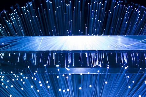 spettacolo di luci, luce stringa blu, luce rifratta, luce, rifrazione, luce blu, luce bianca, tecnologia, blu, connessione, tecnologia wireless, comunicazione, comunicazioni globali, Internet, astratto, raggiante, dati, sfondi, modello, cyberspazio, rete di computer, computer, luce - fenomeno naturale, fibra ottica, attrezzatura, industria, attrezzatura per l'illuminazione, elettricità, industria elettronica, nessuno, materiale elettrico, fluente, codice binario, tridimensionale, luminosa, 4K, CC0, dominio pubblico, privo di copyright