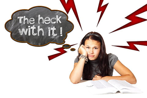 mujer, estudiando, infierno, Ilustración de superposición de texto, aprender, colegio, estudiante, tablero, burbuja de pensamiento, pensar, destello, dificultades de aprendizaje, problemas, aburrimiento, sobrecarga, abrumado, aburrido, educación, estudiar, estudiantes, conocimiento, saber, formación, carrera, adolescente, niña, apático, estrés escolar, vacío, desenfocado, concentración, Fondo blanco, texto, comunicación, adulto joven, vista frontal, escritura occidental, una persona, foto de estudio, ropa casual, adentro, retrato, mujer joven, mirando a la cámara, separar, participación, adulto, estilos de vida, pelo, peinado, contemplación, mujer hermosa, 5K, CC0, dominio público, libre de derechos