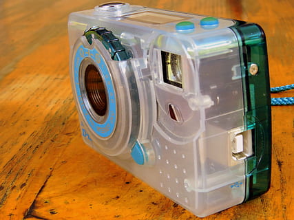 camera, wijnoogst, oud, digitaal, flash, doelstelling, binnenshuis, geen mensen, detailopname, tafel, hoge hoekmening, stilleven, focus op de voorgrond, plastic, hout - materiaal, auto, vervoer, enkel object, metaal, bevloering, motorvoertuig, blauw, houder, transparant, glas - materiaal, wijze van transport, 4K, CC0, publiek domein, royaltyvrij