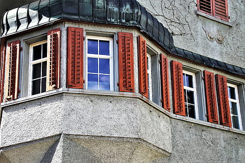 fotografia ad angolo basso, grigio, calcestruzzo, costruzione, finestra, Casa, architettura, vecchio, picco, aspetto, facciata, appartamento, okiennica, tradizionale, alla corte di, espressione, il tetto del, lago dusia, pietra, struttura, muro di pietra, modello, parete, facciate, muro della casa, vecchio edificio, Textura, le pareti del, la struttura del, vecchie finestre, davanzale, struttura costruita, esterno dell'edificio, nessuno, giorno, quartiere residenziale, Inquadratura dal basso, caratteristica della parete, città, all'aperto, storia, il passato, rosso, blu, 5K, CC0, dominio pubblico, privo di copyright