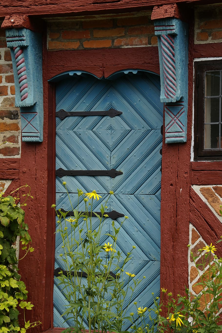 porta, entrada, pintat, decorat, vell, porta vella, entrada de la casa, fusta, edifici, artísticament, porta de fusta, porta principal, rang d’entrada, bonic, talla, ystad, suècia, artesania, talla de fusta, acollidor, arquitectura, casa, exterior de l'edifici, estructura construïda, finestra, dia, material de fusta, cap gent, planta, tancat, barri residencial, creixement, a l'aire lliure, naturalesa, vista d’angle baix, funció de construcció de parets, paret, marc de finestra, 5K