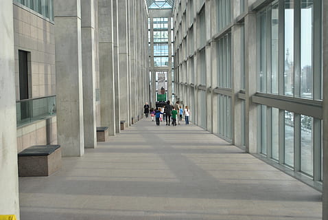 gent, caminar, passadís, massiu, interior, sala, alt, modern, parets, vidre, ciment, edifici, galeria d'art, ottawa, Canadà, columnes, pendent, arquitectura, estructura construïda, el camí a seguir, direcció, dia, persones reals, grup de persones, dones, adult, homes, exterior de l'edifici, ciutat, perspectiva decreixent, vista del darrere, grup, persones incidentals, columna arquitectònica, a l'aire lliure, 4K, CC0, domini públic, lliure de regalies