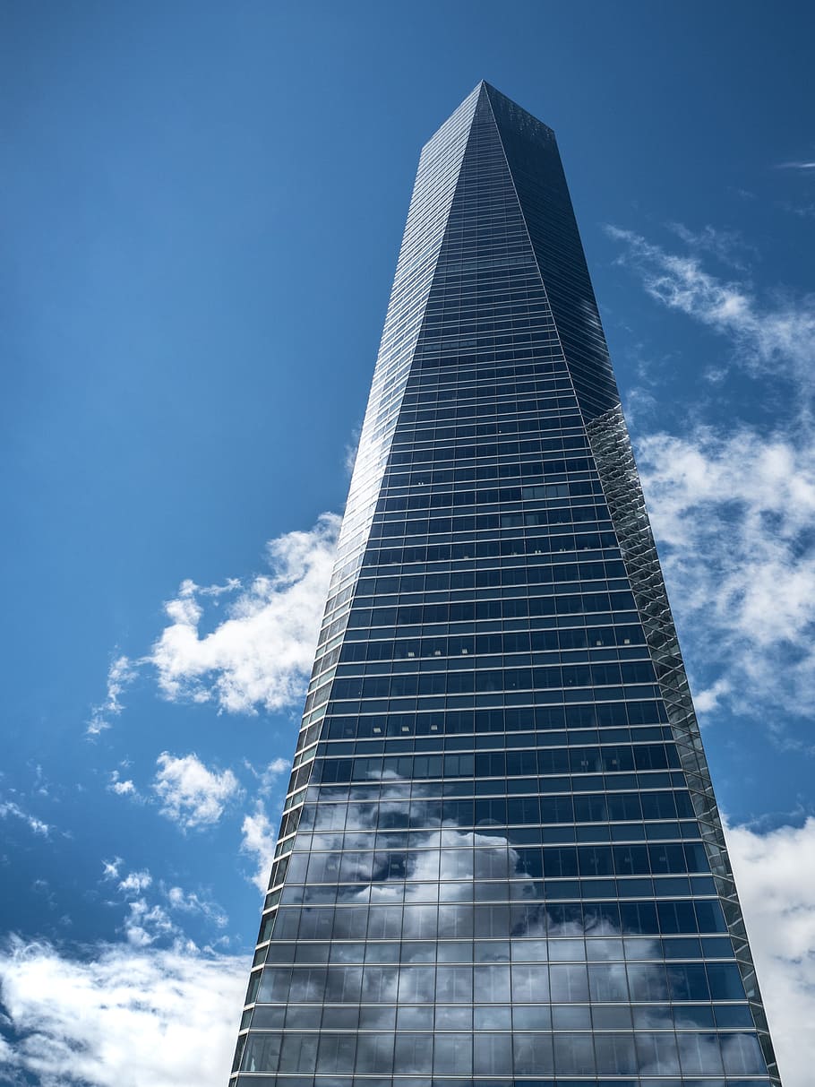 baix, fotografia d'angle, edifici, torres, madrid, cel, núvols, edificis, vidre, gratacels de Madrid, urbà, torres de negocis, espanya, arquitectura a espanya, castellana, construcció, arquitectura, ciutat, estructura construïda, exterior de l'edifici, alta - alta, vista d’angle baix, exterior d’edifici d’oficines, núvol - cel, torre, modern, oficina, gratacels, dia, cap gent, naturalesa, llum solar, destinacions de viatge, a l'aire lliure, districte financer, 4K