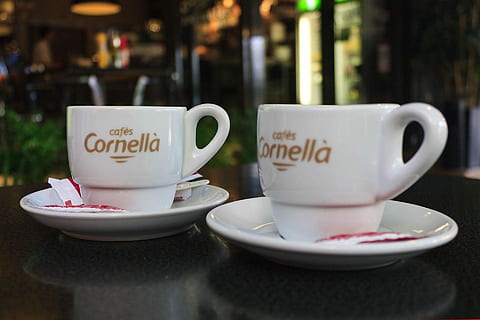 tassa de cafè, tasses, beure, espresso, cafè, tassa, tassa de café, cafeteria, calenta, esmorzar, menjar, aroma, al matí, restaurant, te, taula, gust, cafeïna, menú, cappuccino, cornella, cafès, cafè - beguda, text, menjar i beguda, plat, refresc, guió occidental, vaixella, beguda calenta, primer pla, comunicació, centrar-se en primer pla, cap gent, emoció positiva, tassa de te, 1080P, CC0, domini públic, lliure de regalies