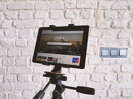 allumé, noir, Tablette, La technologie, trépied, pexels, site Internet, conception, mur, l'Internet, mur de briques, caméra de sécurité, téléviseur, structure construite, Industrie électronique, architecture, thèmes de la photographie, système de sécurité, personne, construction de murs, brique, extérieur du bâtiment, mur de pierre, la communication, journée, en plein air, fermer, la fenêtre, lien, appareil photo - équipement photographique, 4K, CC0, domaine public, libre de droits