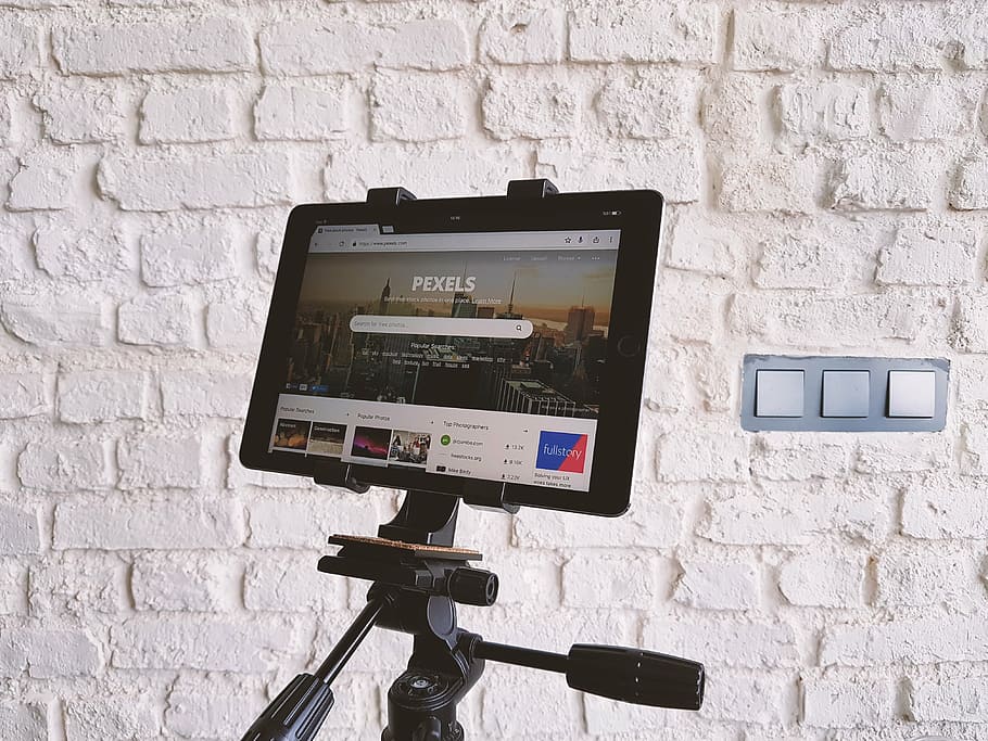encès, negre, Tablet PC, tecnologia, tauleta, trípode, pexels, lloc web, disseny, paret, Internet, paret de maó, càmera de seguretat, televisor, estructura construïda, indústria electrònica, arquitectura, temes de fotografia, sistema de seguretat, cap gent, funció de construcció de parets, maó, exterior de l'edifici, paret de pedra, comunicació, dia, a l'aire lliure, primer pla, finestra, connexió, càmera - equip fotogràfic, 4K