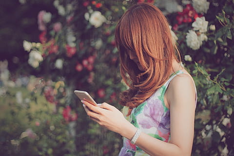 mujer, vistiendo, floral, sin mangas, parte superior, participación, oro iphone 6, oro, iphone 6, al aire libre, una persona, etnia caucásica, teléfono móvil, gente, hembras, estilos de vida, naturaleza, teléfono inteligente, tecnología, Mensaje de texto, adulto joven, verano, parque - espacio hecho por el hombre, sonriente, teléfono, tecnología inalámbrica, adulto, comunicación, relajación, alegre, ropa casual, pelo rubio, hermoso, día, belleza, Internet, solo una mujer, Solo mujeres, solo una mujer joven, pelo, peinado, cintura para arriba, planta, dispositivo de información portátil, conexión, flor, planta floreciendo, pelo largo, Pelo castaño, centrarse en primer plano, 1080P, CC0, dominio público, libre de derechos