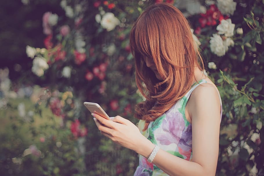 mujer, vistiendo, floral, sin mangas, parte superior, participación, oro iphone 6, oro, iphone 6, al aire libre, una persona, etnia caucásica, teléfono móvil, gente, hembras, estilos de vida, naturaleza, teléfono inteligente, tecnología, Mensaje de texto, adulto joven, verano, parque - espacio hecho por el hombre, sonriente, teléfono, tecnología inalámbrica, adulto, comunicación, relajación, alegre, ropa casual, pelo rubio, hermoso, día, belleza, Internet, solo una mujer, Solo mujeres, solo una mujer joven, pelo, peinado, cintura para arriba, planta, dispositivo de información portátil, conexión, flor, planta floreciendo, pelo largo, Pelo castaño, centrarse en primer plano, 1080P