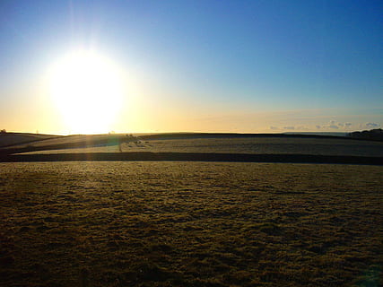 kaime, vaizdas, devonas, saulė, kraštovaizdį, lauke, vasara, kaimo, pievos, parkas, saulėlydis, sezoną, saulėtekis, horizonto, ryte, kalnas, vaizdingas, idiliškas, ramus, sodyba, Žemdirbystė, nėra žmonių, dangus, vaizdai - gamta, grožis gamtoje, saulės šviesa, ramioje scenoje, ramybė, žemės, objektyvo atspindys, vanduo, pobūdį, aplinką, šviesus, 2K, CC0, Viešasis domenas, nemokamai