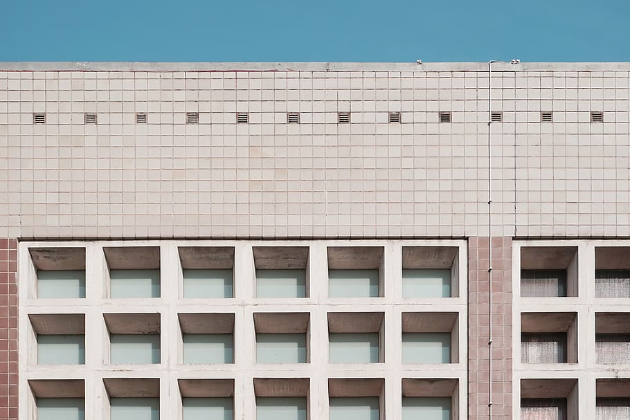 edifici de formigó beix, arquitectura, edifici, infraestructura, estructura, establiment, apartament, finestres, condomini, hotel, exterior de l'edifici, estructura construïda, a l'aire lliure, dia, cap gent, finestra, patró, vista d’angle baix, naturalesa, barri residencial, marc complet, sostre, forma geomètrica, modern, ciutat, blau, característica arquitectònica, oficina, exterior d’edifici d’oficines, piscina, 4K