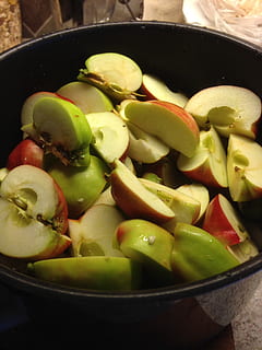 pedacitos de manzana, Fruta, Eplegele, comida, vegetal, frescura, alimentación saludable, gastrónomo, comida vegetariana, comida y bebida, bienestar, cuenco, adentro, naturaleza muerta, de cerca, nadie, preparación, utensilio de cocina, preparando comida, cocinando pan, rebanada, equipo doméstico, color verde, vista de alto ángulo, Cortado, 1080P, CC0, dominio público, libre de derechos