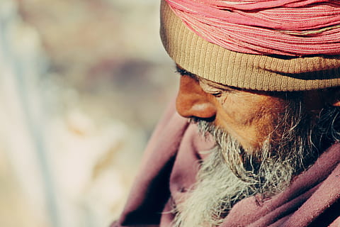 barba, avvicinamento, macro, uomo, persona, capi di abbigliamento, cappello, peli del viso, maschi, adulto, uomini, una persona, parte del corpo, parte del corpo umano, analizzare, cercare, guardare, adulto senior, stili di vita, concentrarsi sulle conoscenze acquisite, ritratto, persone reali, colpo alla testa, questioni sociali, volto umano, all'aperto, contemplazione, baffi, vestiti caldi, sciarpa, senza speranza, 5K, CC0, dominio pubblico, privo di copyright