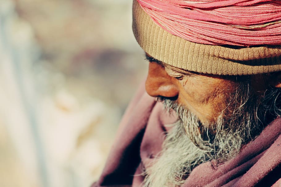 barba, avvicinamento, macro, uomo, persona, capi di abbigliamento, cappello, peli del viso, maschi, adulto, uomini, una persona, parte del corpo, parte del corpo umano, analizzare, cercare, guardare, adulto senior, stili di vita, concentrarsi sulle conoscenze acquisite, ritratto, persone reali, colpo alla testa, questioni sociali, volto umano, all'aperto, contemplazione, baffi, vestiti caldi, sciarpa, senza speranza, 5K