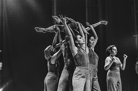 foto in scala di grigi, donne che ballano, fotografia in scala di grigi, gruppo, femmina, danza, balletto, persona, prestazione, arte, donne, gruppo di persone, femmine, evento artistico, in casa, cultura artistica e intrattenimento, ragazze, palcoscenico, moda, stage - spazio per le prestazioni, solidarieta, emozione, persone, in piedi, felicità, persone reali, adulto, bambino, braccio umano, braccia alzate, 4K, CC0, dominio pubblico, privo di copyright